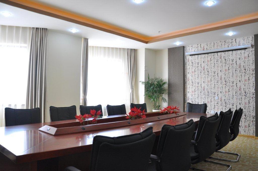 Super 8 Hotel Qingdao Railway Station Gui Zhou Road Экстерьер фото
